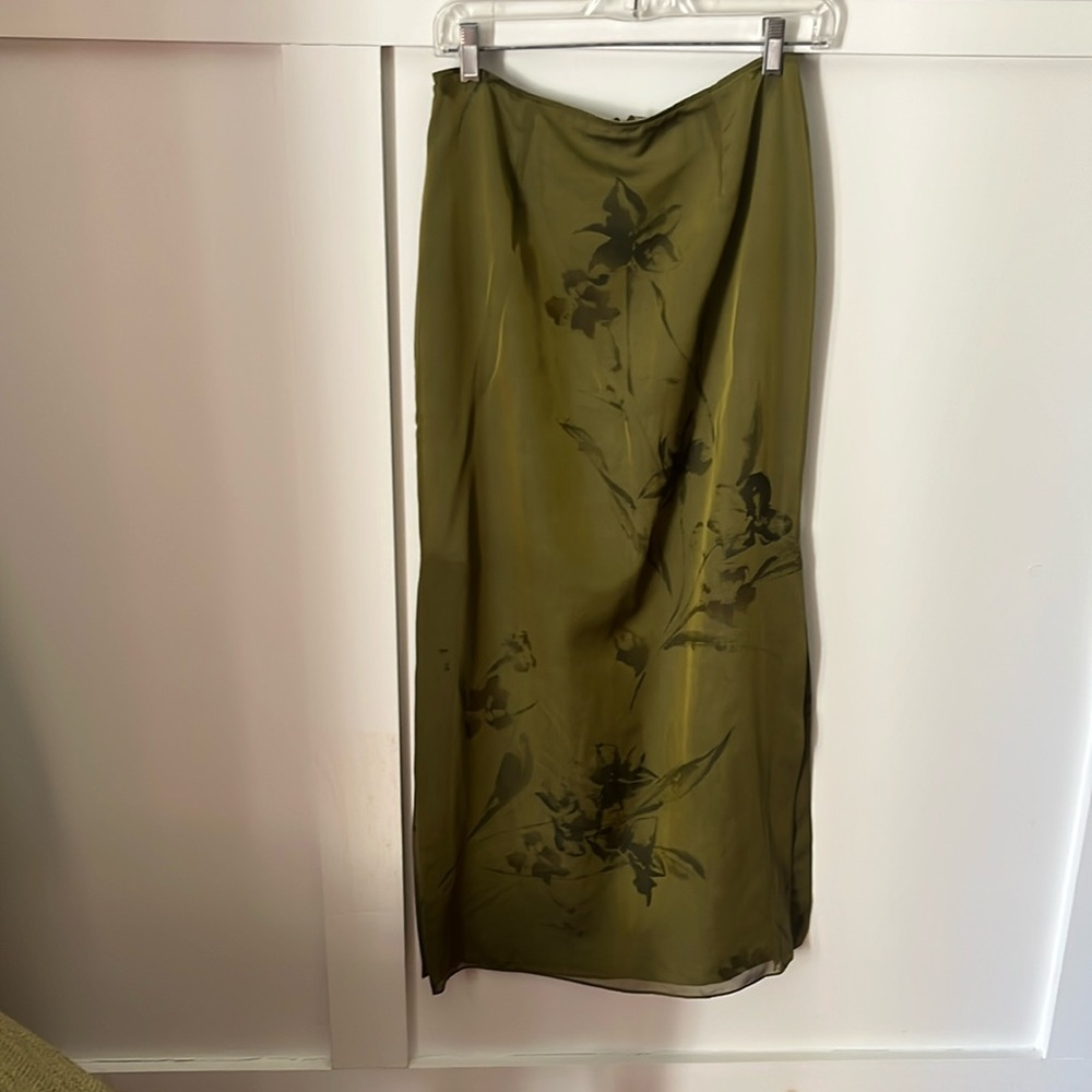 Ann Taylor Maxi Skirt Olive Green W/Dark Floral Print Side Slit Size 6
